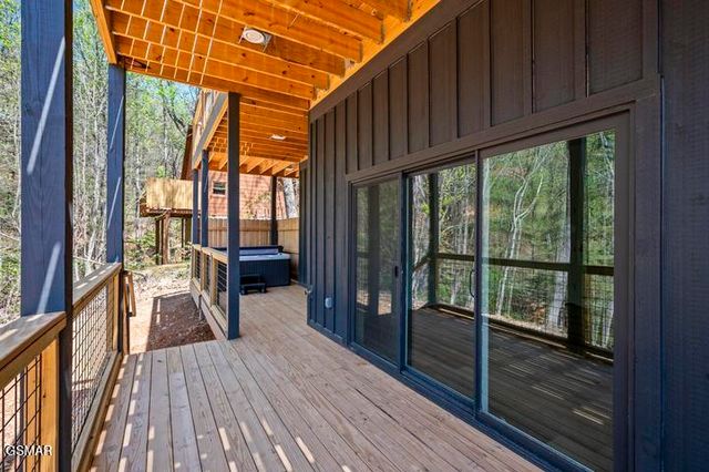 2257 Beach Front Drive, Sevierville, TN 37876