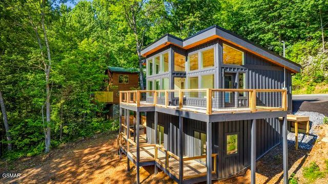 2257 Beach Front Drive, Sevierville, TN 37876