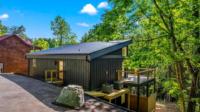 2257 Beach Front Drive, Sevierville, TN 37876