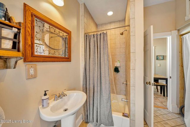 2 Angora Ct, Louisville, KY 40206