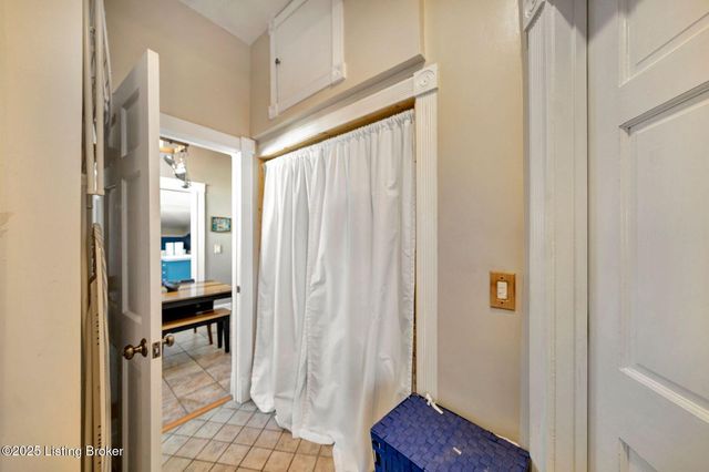 2 Angora Ct, Louisville, KY 40206