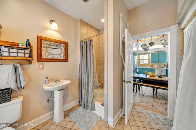 2 Angora Ct, Louisville, KY 40206