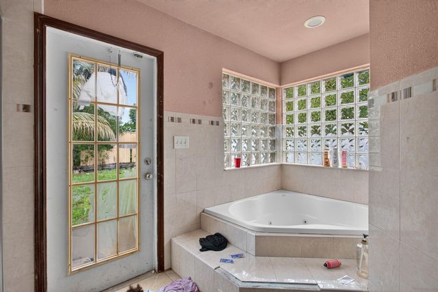 4390 NW 35th Avenue, Lauderdale Lakes, FL 33309
