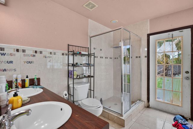 4390 NW 35th Avenue, Lauderdale Lakes, FL 33309