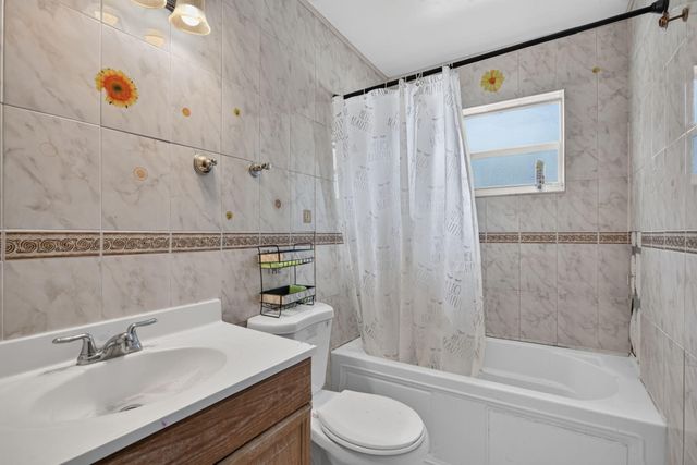 4390 NW 35th Avenue, Lauderdale Lakes, FL 33309
