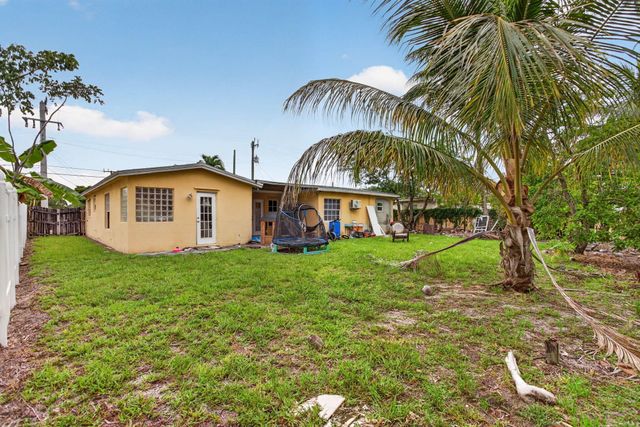 4390 NW 35th Avenue, Lauderdale Lakes, FL 33309