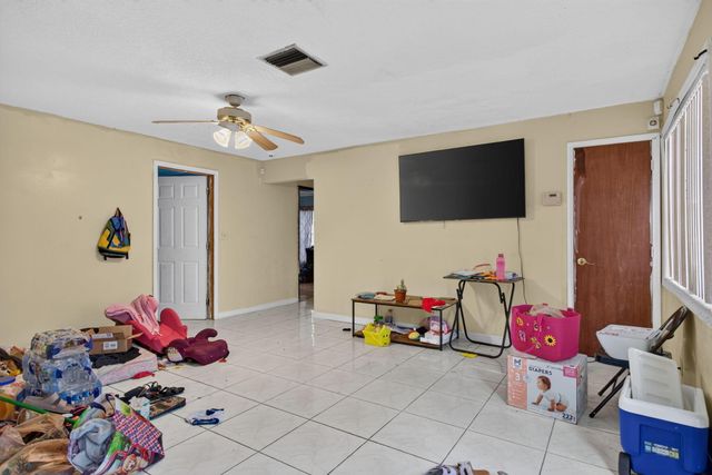 4390 NW 35th Avenue, Lauderdale Lakes, FL 33309