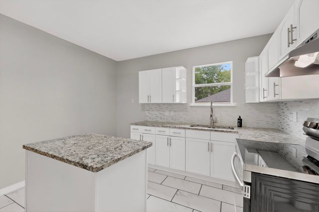 907 Ogden Avenue, Cockrell Hill, TX 75211