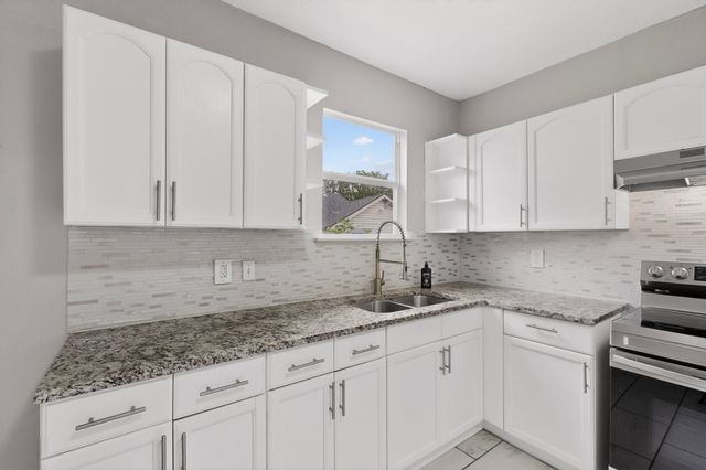 907 Ogden Avenue, Cockrell Hill, TX 75211