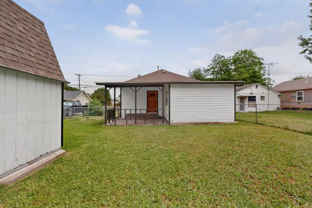 907 Ogden Avenue, Cockrell Hill, TX 75211