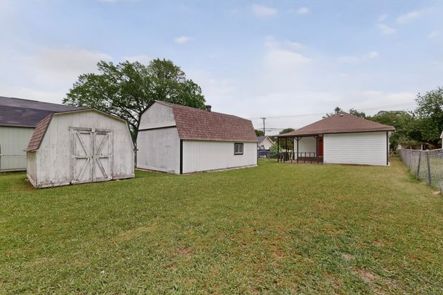 907 Ogden Avenue, Cockrell Hill, TX 75211