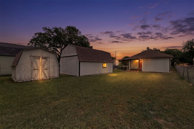 907 Ogden Avenue, Cockrell Hill, TX 75211