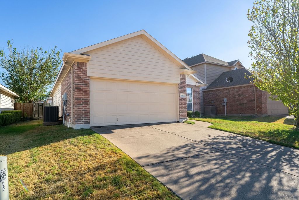 857 Rio Bravo Drive, Fort Worth, TX 76052 — photo 2