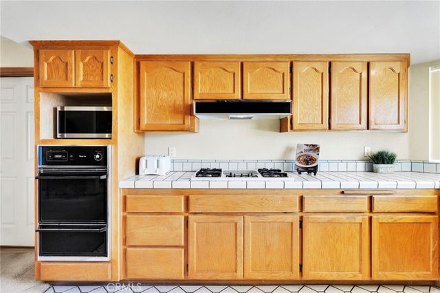 11062 Hollister Road, Oak Hills, CA 92344