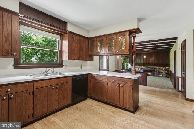 1121 GREEN TREE RD, Harrisburg, PA 17112
