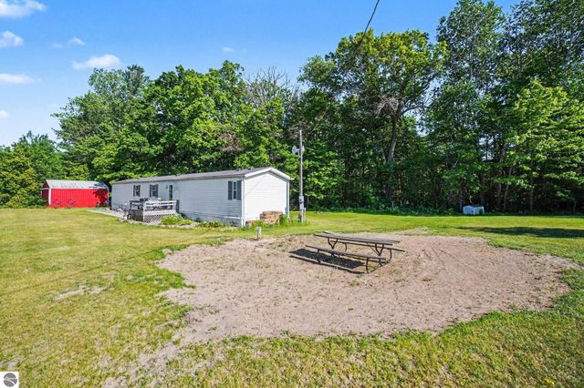 9365 W North County Line Road, Shepherd, MI 48883