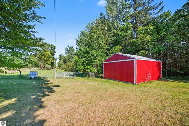 9365 W North County Line Road, Shepherd, MI 48883
