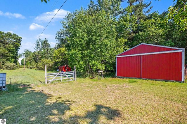 9365 W North County Line Road, Shepherd, MI 48883
