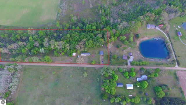 9365 W North County Line Road, Shepherd, MI 48883