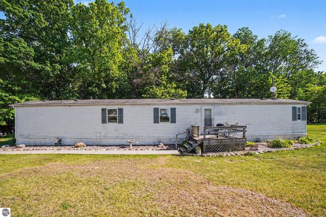 9365 W North County Line Road, Shepherd, MI 48883