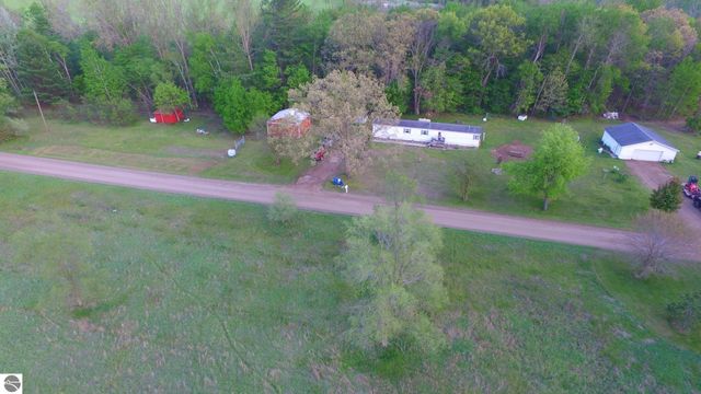 9365 W North County Line Road, Shepherd, MI 48883