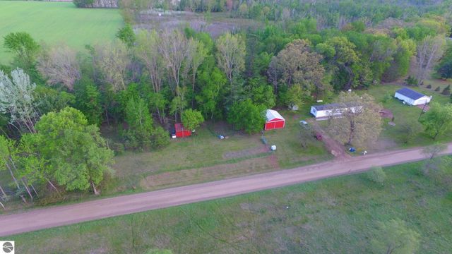 9365 W North County Line Road, Shepherd, MI 48883