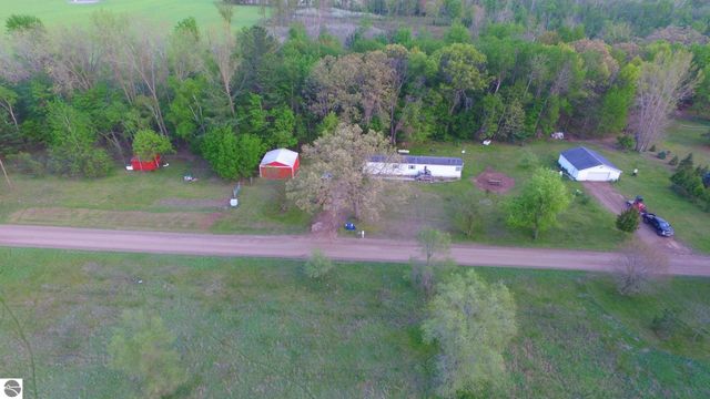 9365 W North County Line Road, Shepherd, MI 48883