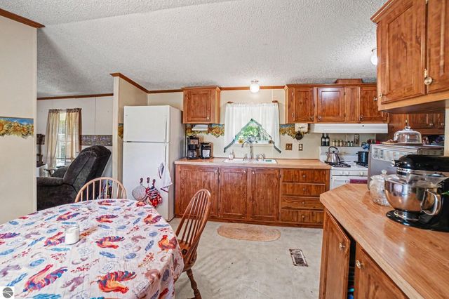 9365 W North County Line Road, Shepherd, MI 48883
