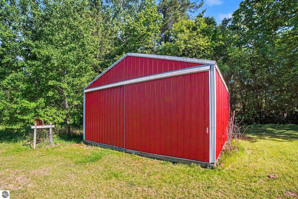 Image 16 of property listing at 9365 W North County Line Road, Shepherd, MI 48883