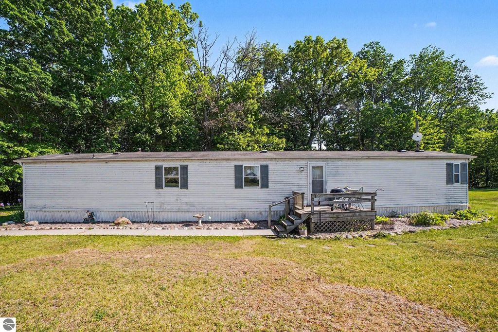 Image 2 of property listing at 9365 W North County Line Road, Shepherd, MI 48883