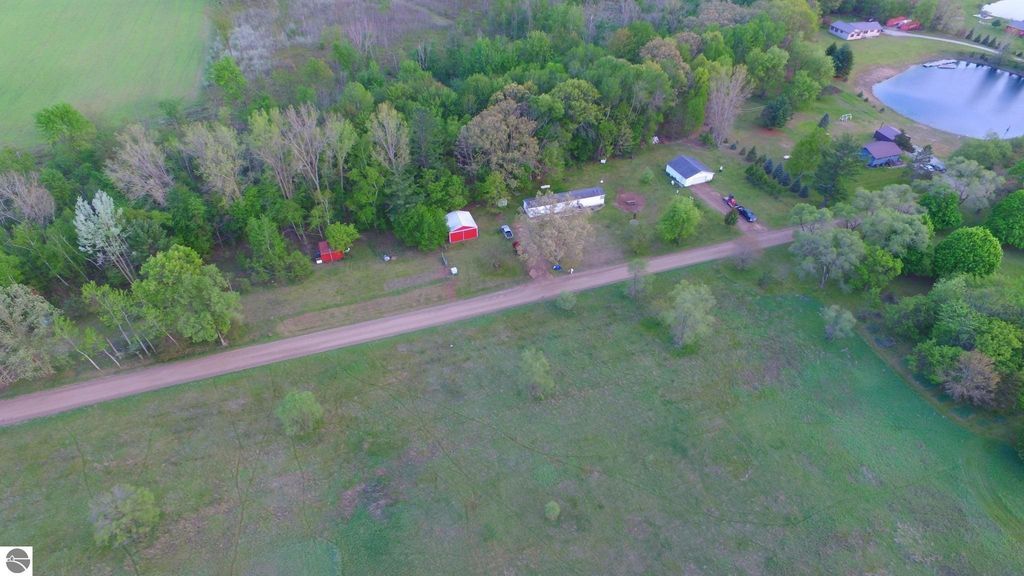 Image 27 of property listing at 9365 W North County Line Road, Shepherd, MI 48883