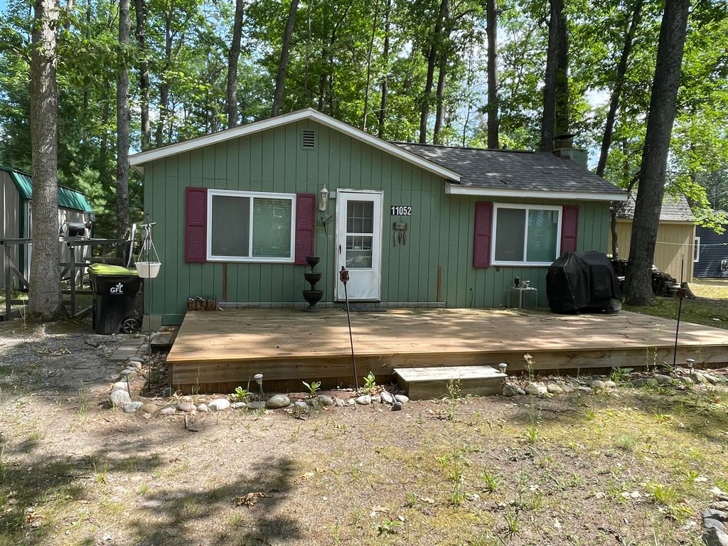 11052 W Higgins Lake Drive, Roscommon, MI 48653