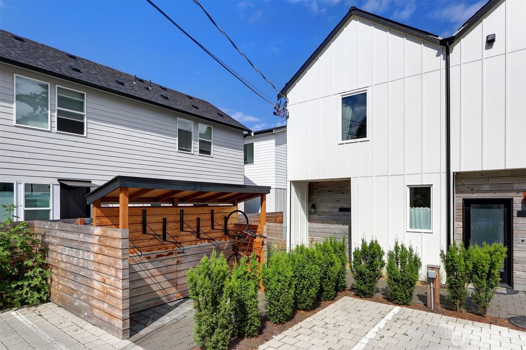 10354 Wallingford Avenue N, Seattle, WA 98133