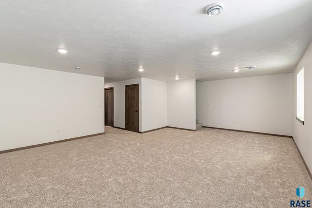 5609 S Spirea Ave, Sioux Falls, SD 57108