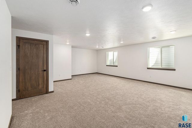 5609 S Spirea Ave, Sioux Falls, SD 57108