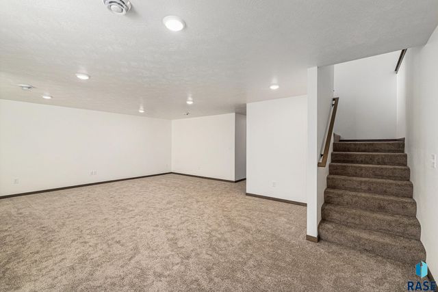 5609 S Spirea Ave, Sioux Falls, SD 57108