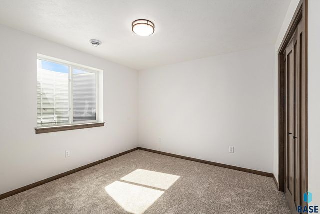 5609 S Spirea Ave, Sioux Falls, SD 57108