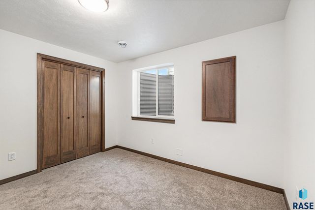 5609 S Spirea Ave, Sioux Falls, SD 57108