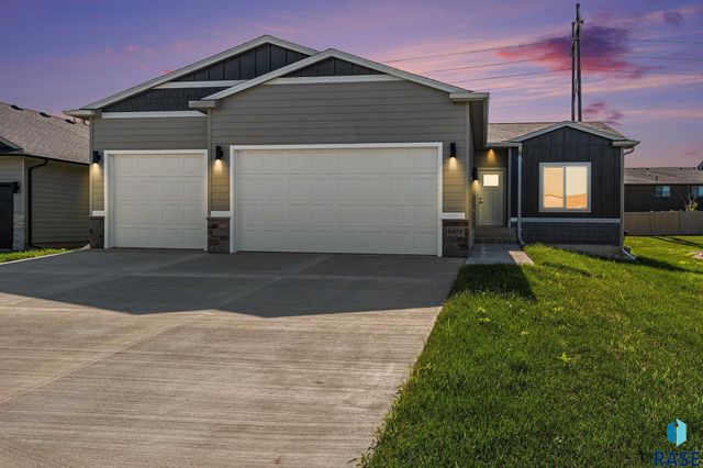 5609 S Spirea Ave, Sioux Falls, SD 57108