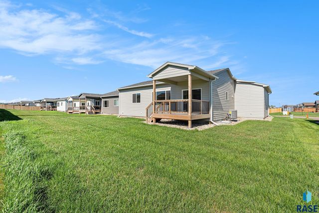 5609 S Spirea Ave, Sioux Falls, SD 57108