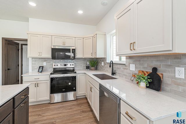 5609 S Spirea Ave, Sioux Falls, SD 57108