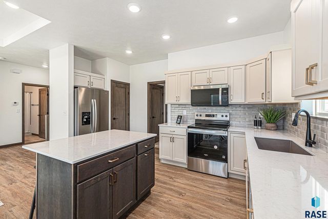 5609 S Spirea Ave, Sioux Falls, SD 57108