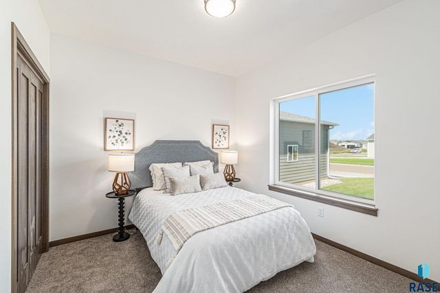 5609 S Spirea Ave, Sioux Falls, SD 57108