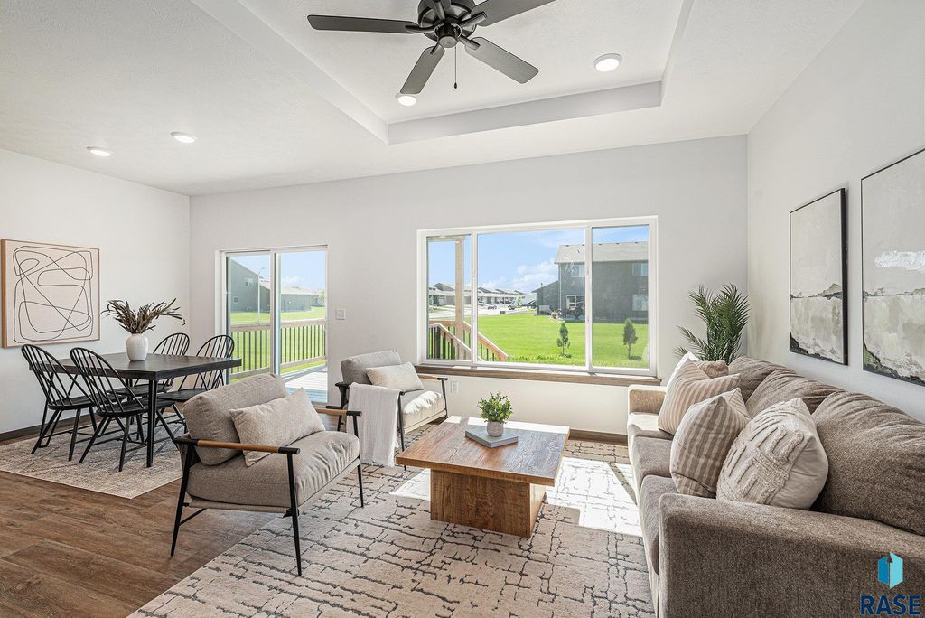 5609 S Spirea Ave, Sioux Falls, SD 57108