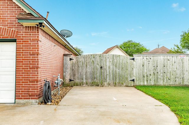 115 Warbler Ct, Richwood, TX 77531