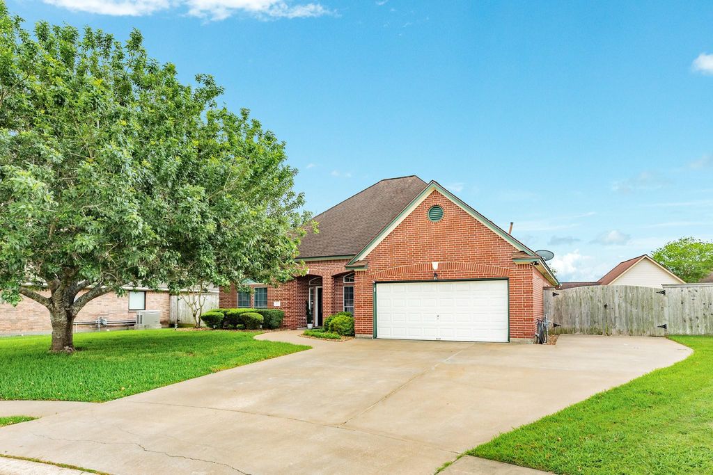115 Warbler Ct, Richwood, TX 77531