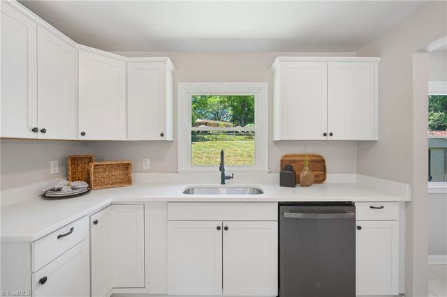 307 Foxcroft Drive, Winston-salem, NC 27103