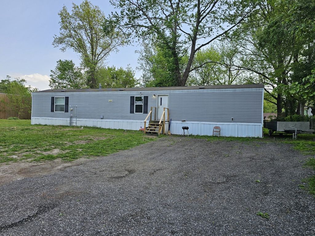 Image 2 of property listing at 309 Caborn Street, Mt Vernon, IL 62864