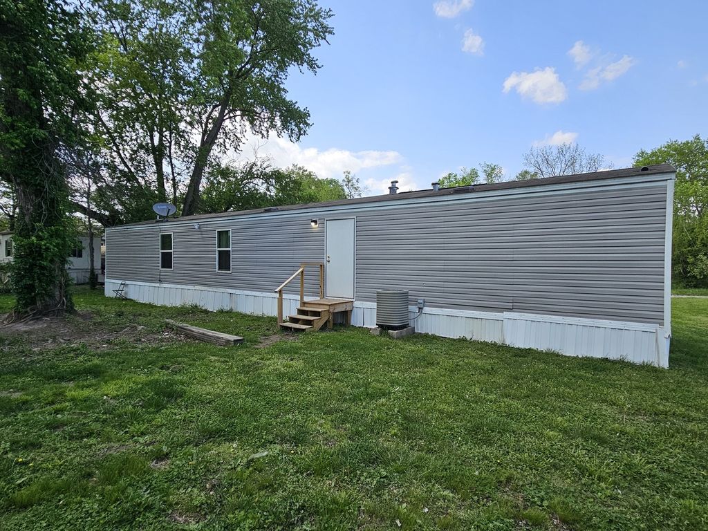 Image 3 of property listing at 309 Caborn Street, Mt Vernon, IL 62864