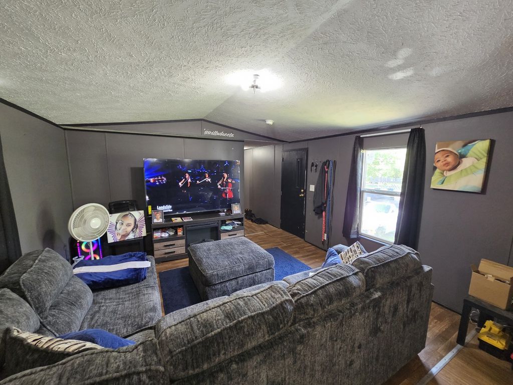 Image 5 of property listing at 309 Caborn Street, Mt Vernon, IL 62864